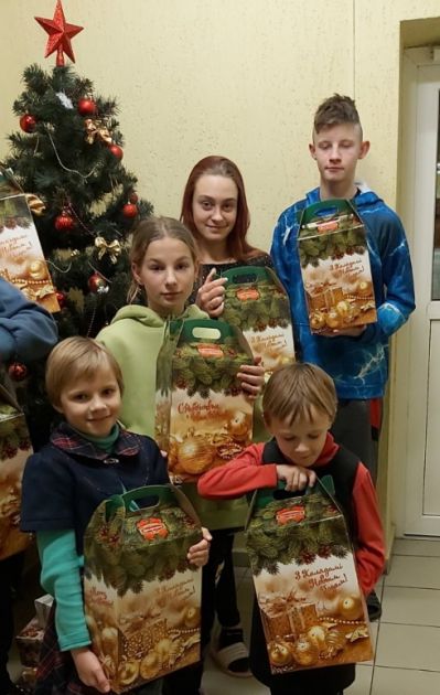 Передача новогодних сладких подарков от коллектива Белорусской универсальной товарной биржи