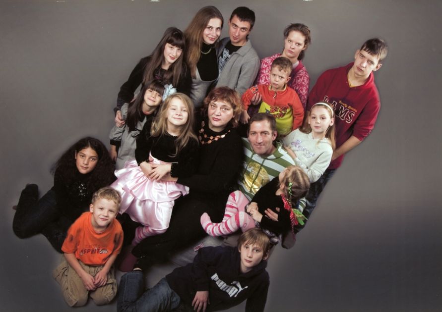 Семейная фотография воспитанников в детском доме семейного типа Нины и Андрея Домничей