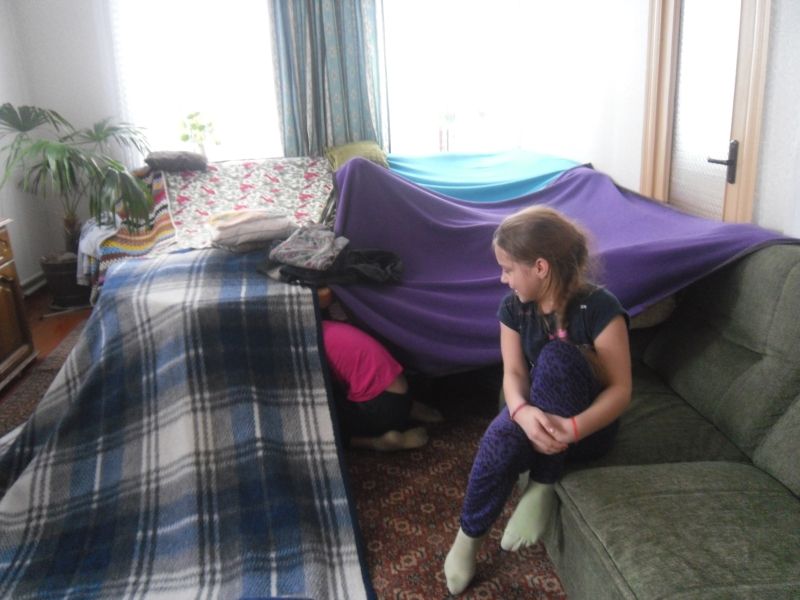Строим палатки дома в семье Нины и Андрея Домничей
