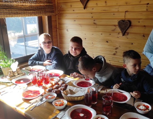 Дети кушают суп в кафе на обеденном перерыве экскурсии