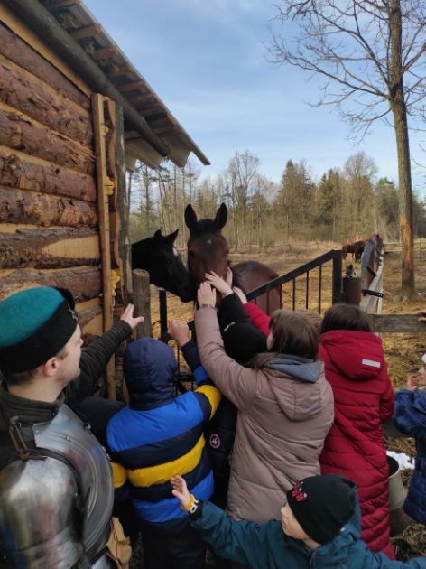 Дети глядят коня в арт-усадьбе "Хутар Дудара"