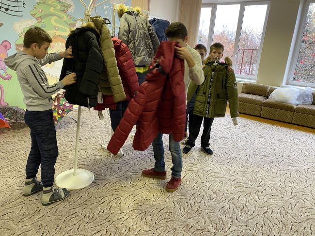 Дети ГУО "Детский дом №3 г. Минска" выбирают куртку по своему размеру