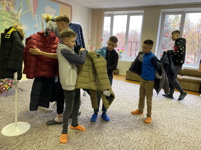 Мальчики ГУО "Детский дом №3 г. Минска" выбирают куртку по своему размеру