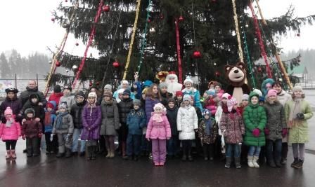 Фото детей сирот возле новогодней елки.