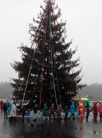 Фото новогодней елки во время экскурсии.