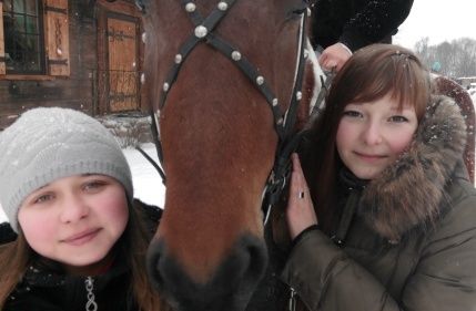 Лошадь и дети сироты во время экскурсии.