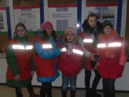 Дети сироты в жилетках перед экскурсией на "БелАЗ".