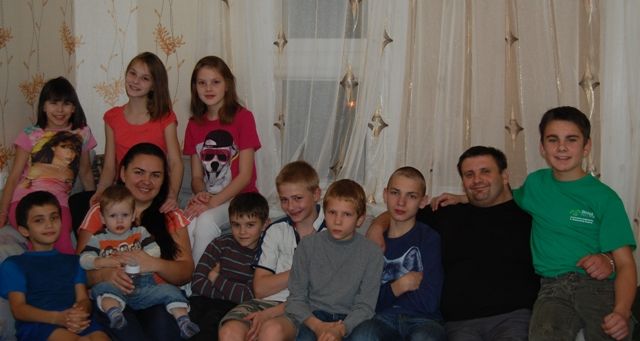 Семейная фотография воспитанников в детском доме семейного типа Натальи и Алексея Горевых